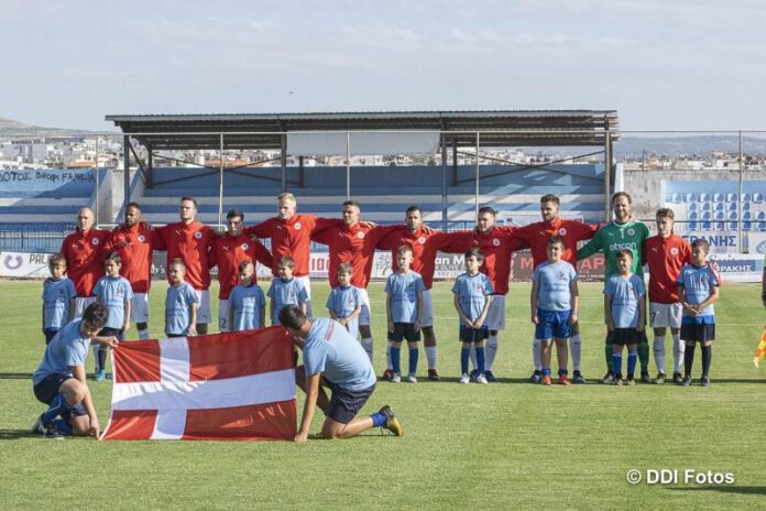 Det danske herrelandshold i fodbold før kampen mod Tyrkiet ved EM i Grækenland 2019. (Foto: Nicklas Kleczewski © Dansk Døve-Idrætsforbund)